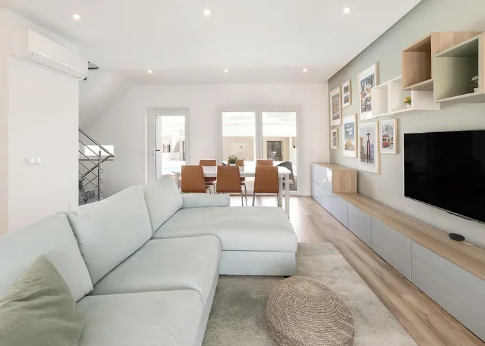 Tatil Evi 3br Oasis With Pool By Lovelystay *